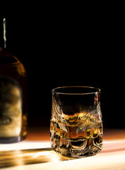 whiskey bicchiere atmosfera ambra