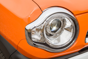 車のヘッドライト　 Headlight of the white car