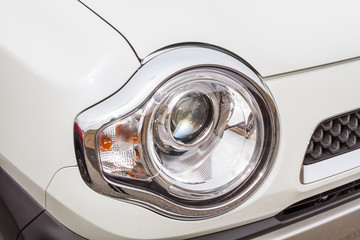 車のヘッドライト　 Headlight of the white car