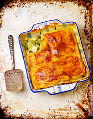 Obraz premium Puff pastry pie with chicken and vegetables