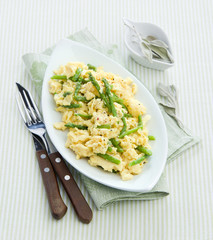 Scrambled eggs with asparagus with sage