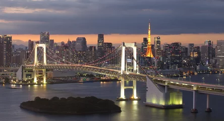 Abwaschbare Fototapete Blick auf die Bucht von Tokio, die Regenbogenbrücke und das Wahrzeichen des Tokyo Tower. © torsakarin