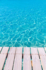 Obraz premium Tropical sea water texture from a wooden pier