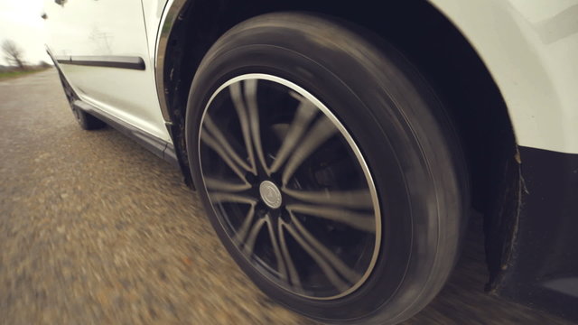 wheel vehicle that travels on bad road