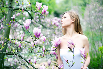 Naklejka premium Beautiful Spring Girl with flowers