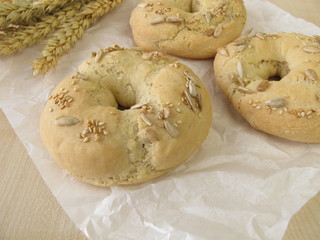 Bagels mit Sesam und Sonnenblumenkernen