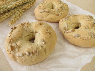 Bagels mit Sesam und Sonnenblumenkernen