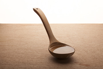 cuchar&oacute;n de madera con agua