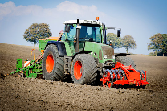 Schlepper mit S&auml;maschine von vorne,Fr&uuml;hjahrsbestellung