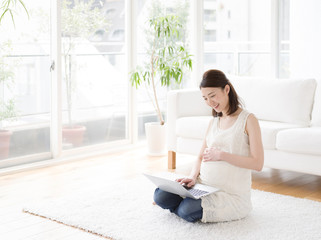ノートパソコンを使う妊婦