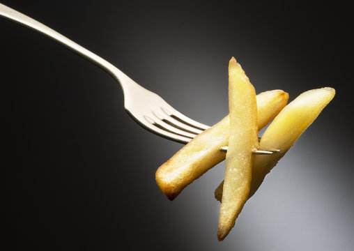 fork with fried potatoes