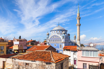 Blick auf die Straße mit Fatih Camii Moschee, Izmir, Türkei