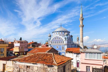 Stickers pour porte moyen-Orient Vue sur la rue avec la mosquée Fatih Camii, Izmir, Turquie