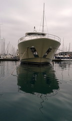 Super yacht de bateau à moteur puissant dans le port de plaisance