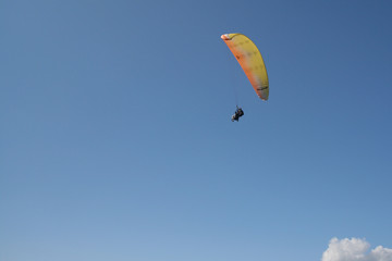 Gleitschirmflieger blauer Himmel