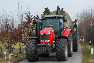 XXX Landmaschine mit Güllewagen auf öffentlicher Straße - 8508