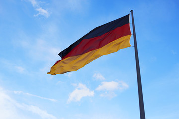 deutsche Flagge weht am Mast
