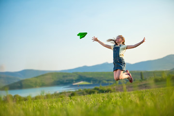Fototapeta premium Kid in a green field