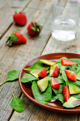 salad with spinach, avocado and strawberries