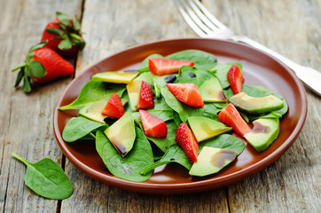 salad with spinach, avocado and strawberries