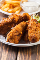 Crisp crunchy chicken wings with chips