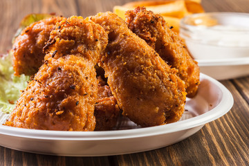 Crisp crunchy chicken wings with chips