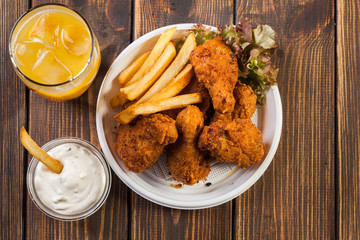 Crisp crunchy chicken wings with chips