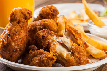 Crisp crunchy chicken wings with chips