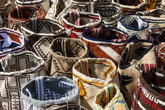 Mochilas tradicionales de la cultura Wayuu de la Costa Atlántica Colombiana tejidas a mano por las mujeres de la comunidad indígena