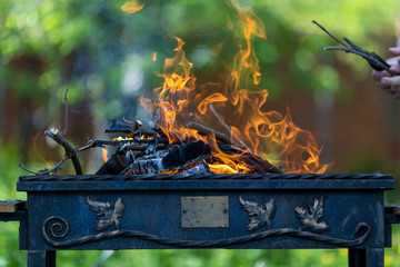 Obraz premium lit a fire in the grill