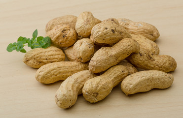 Raw peanuts