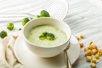frische brokkolisuppe mit croutons