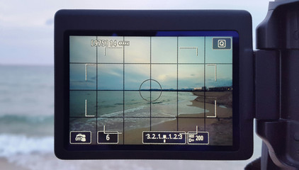 Visor de cámara digital haciendo una fotografía de una playa