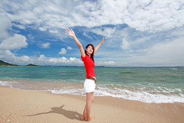 南国沖縄の美しいビーチと女性