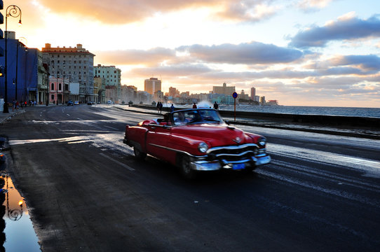 Coche antiguo en el malec&oacute;n de la Habana, Cuba