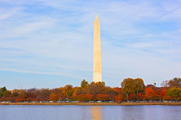 Obraz premium Autumn around Tidal Basin and Washington National Monument