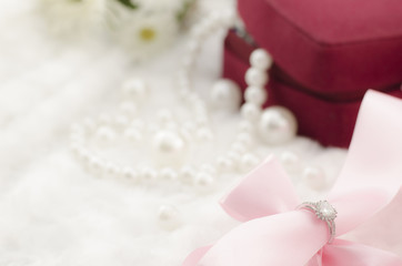 Obraz na płótnie Canvas Diamond ring on pearl necklace background