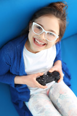 Dziewczynka gra w gre video, relaks i rozrywka - obrazy, fototapety, plakaty