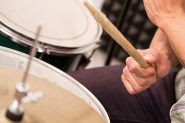 Obraz na płótnie Canvas closeup shot of musician playing drums