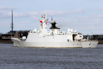 Obraz premium Chinese Navy frigate leaving Rotterdam