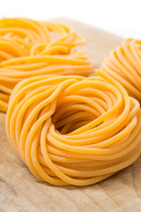 Spaghetti di pasta fresca all’uovo arrotolati su tagliere di leg