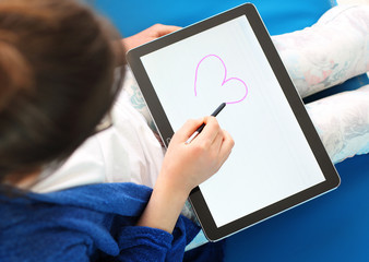 Dziewczynka, nastolatka rysuje na tablecie cyfrowym