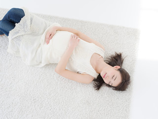 仰向けの若い妊婦
