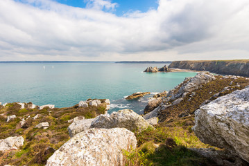Fototapeta na wymiar Panorama sur les rochers de Porz Naye depuis les falaises de la Pointe de Toulinguet sur le GR34 à Camaret-Sur-Mer - Presqu'Île de Crozon en Bretagne