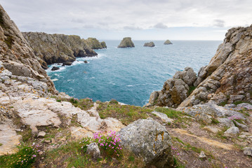 Fototapeta na wymiar Panorama sur les Tas de Pois au bout de la Pointe de Pen-Hir depuis le GR34 à Camaret-Sur-Mer - Presqu'Île de Crozon en Bretagne 