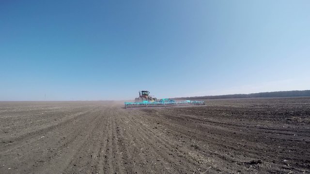 an video of tractor in the field sow
