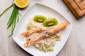 Risotto con gamberoni e kiwi