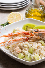 Risotto con gamberoni e kiwi