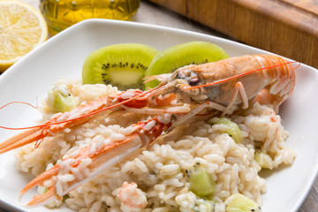 Risotto con gamberoni e kiwi
