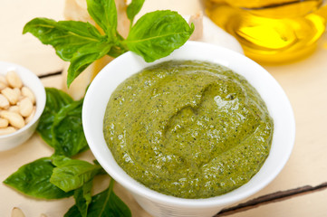 Italian basil pesto sauce ingredients